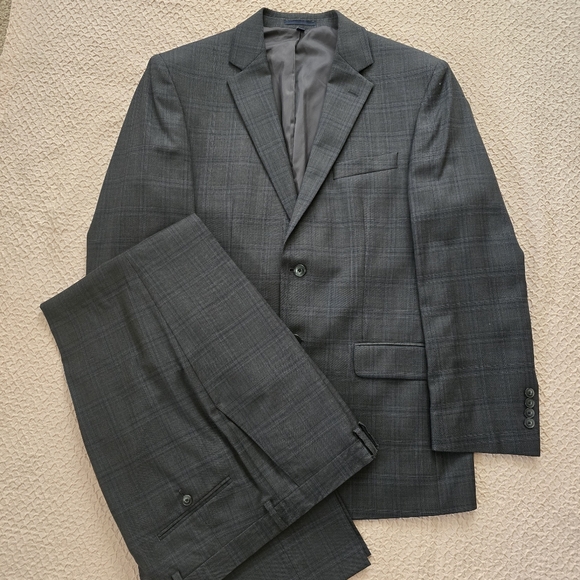 Jos.A.Bank Men's Wool Tailored Fit Dark Gray Pleated Suit 2 Pieces Jacket Pants